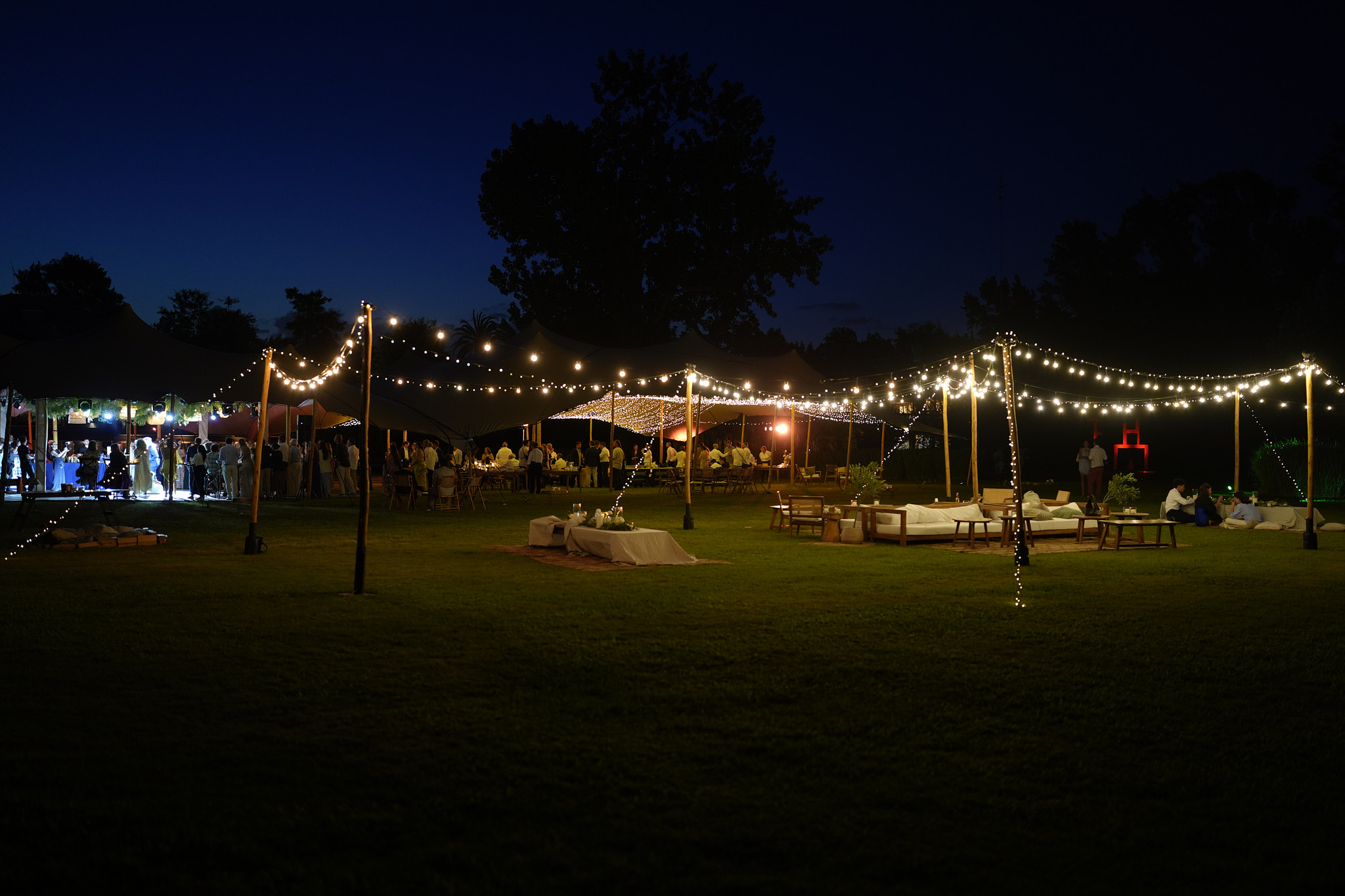 Evento nocturno con guirnaldas de luces
